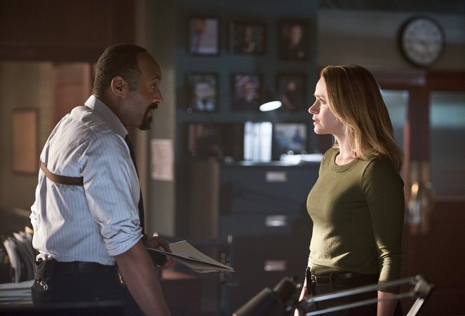 Flash - Goryle atakują - Z filmu - Jesse L. Martin, Shantel VanSanten