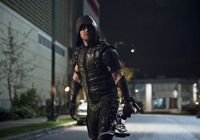 The Flash - Season 2 - Legends of Today - Photos - Stephen Amell