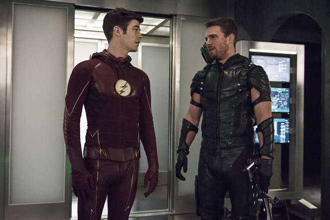 The Flash - Legends of Today - Photos - Grant Gustin, Stephen Amell