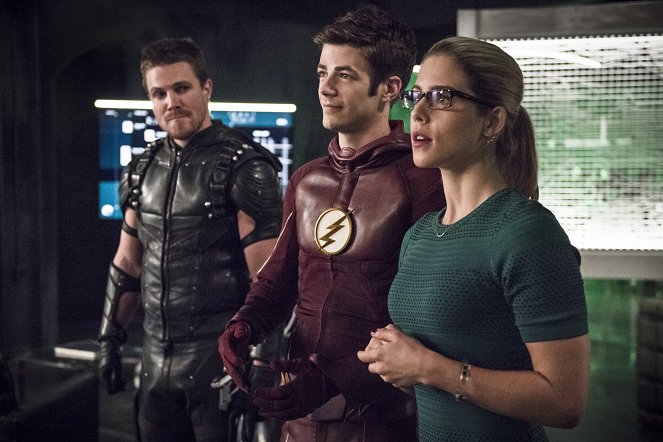 The Flash - Legends of Today - Photos - Stephen Amell, Grant Gustin, Emily Bett Rickards