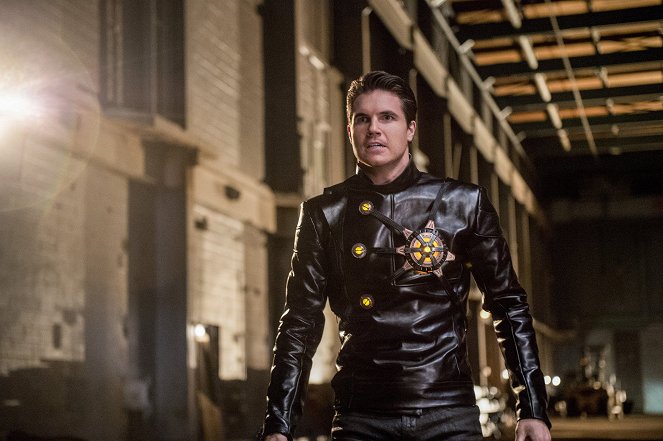 The Flash - Season 2 - Welcome to Earth-2 - Photos - Robbie Amell