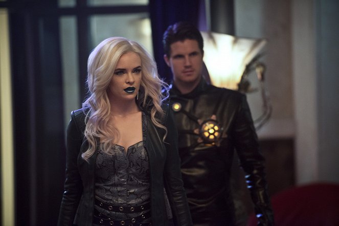 The Flash - Season 2 - Welcome to Earth-2 - Photos - Danielle Panabaker, Robbie Amell