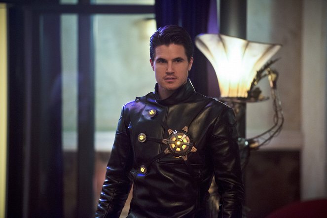 The Flash - Season 2 - Welcome to Earth-2 - Photos - Robbie Amell