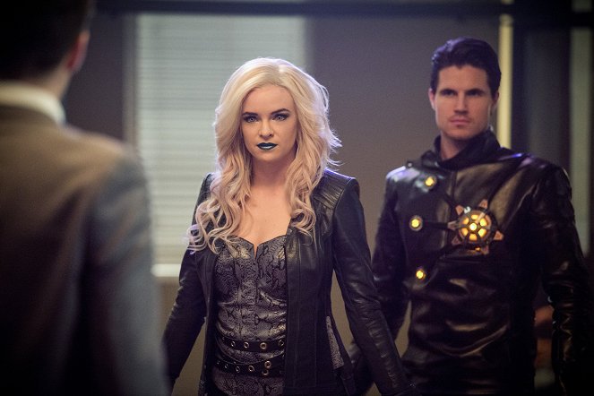 The Flash - Welcome to Earth-2 - Photos - Danielle Panabaker, Robbie Amell