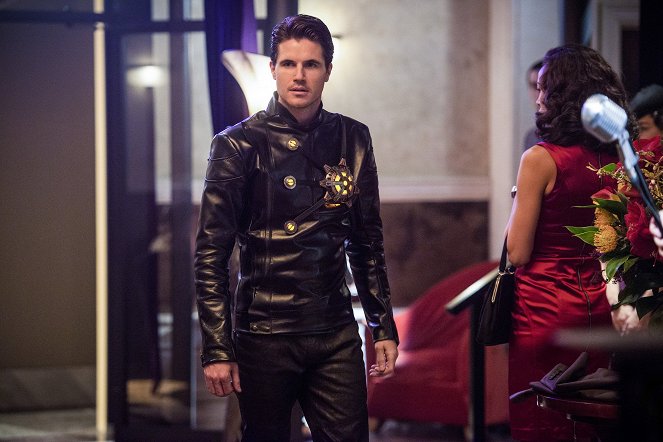 The Flash - Welcome to Earth-2 - Photos - Robbie Amell
