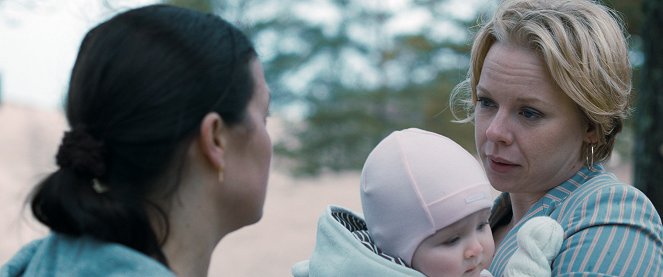 Kaksi kotia - De la película - Nina Hukkinen, Alma Pöysti