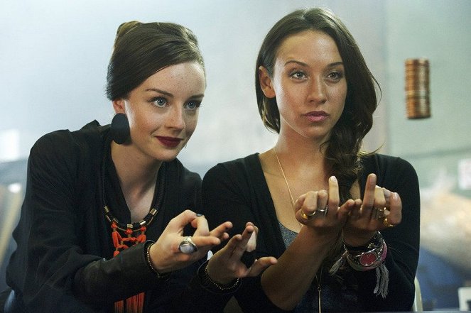The Magicians - Consequences of Advanced Spellcasting - Photos - Kacey Rohl, Stella Maeve