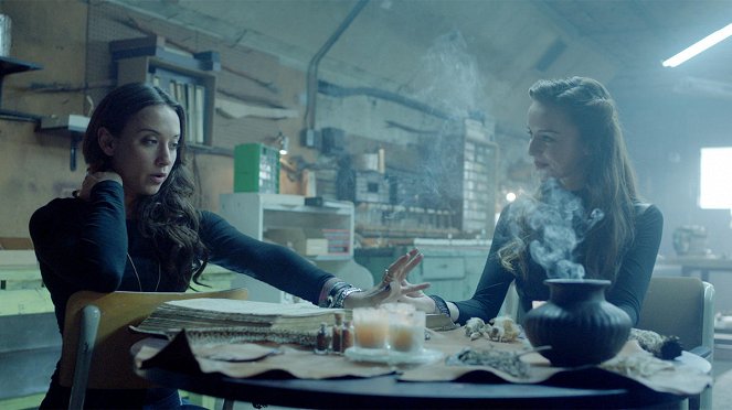 The Magicians - Season 1 - The World in the Walls - Photos - Stella Maeve, Kacey Rohl