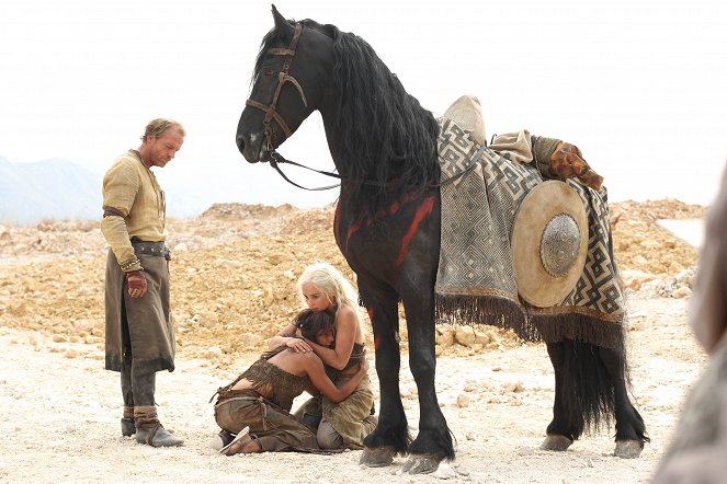 Game of Thrones - Season 2 - The Night Lands - Photos - Iain Glen, Amrita Acharia, Emilia Clarke