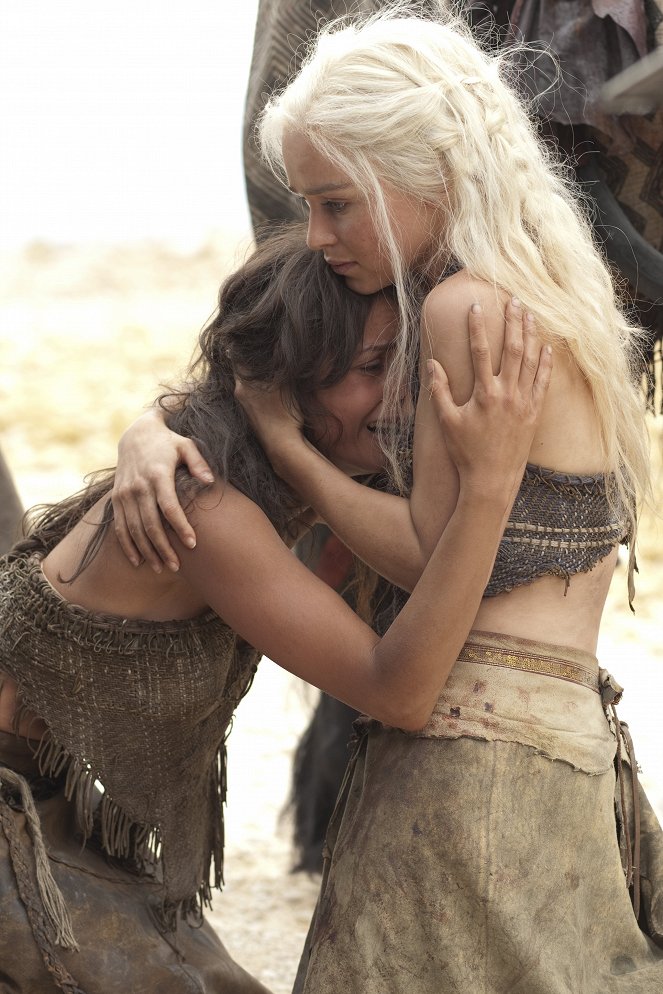 Game Of Thrones - Season 2 - Die Länder der Nacht - Filmfotos - Amrita Acharia, Emilia Clarke