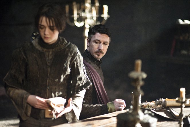 Game of Thrones - Les Dieux anciens et nouveaux - Film - Maisie Williams, Aidan Gillen