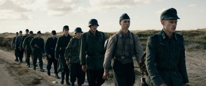 Land of Mine - Van film - Oskar Bökelmann, Tim Bülow, Joel Basman