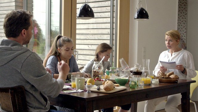 Nur eine Handvoll Leben - De la película - Christian Erdmann, Ella Frey, Aleen Jana Kötter, Annette Frier