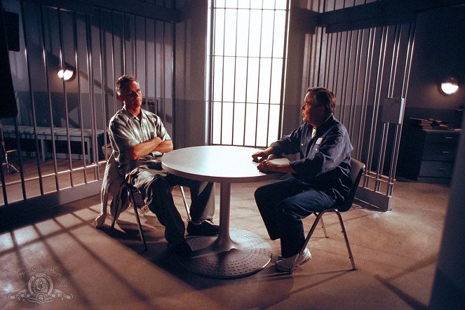 Stargate SG-1 - Season 4 - Chain Reaction - Van film - Richard Dean Anderson, Tom McBeath