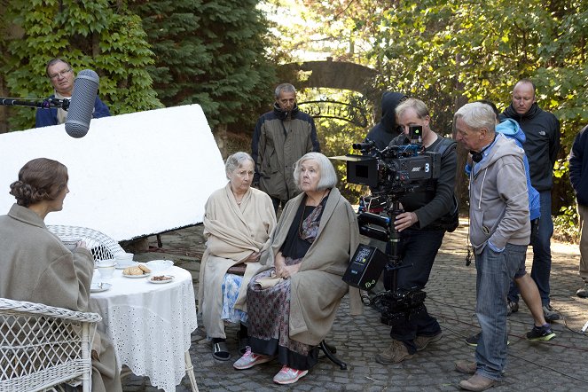 The Lady Vanishes - Dreharbeiten - Gemma Jones, Stephanie Cole