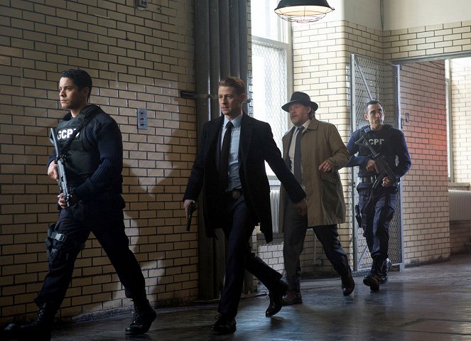 Gotham - Mrtvého nestudí - Z filmu - Ian Quinlan, Ben McKenzie, Donal Logue