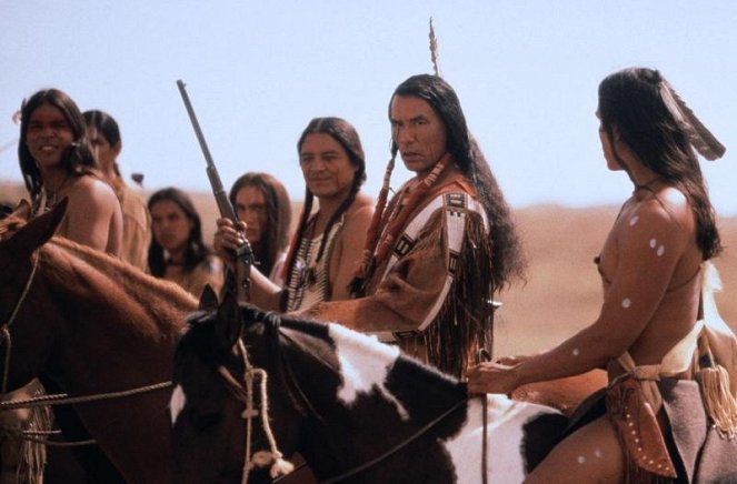 Crazy Horse - De la película - Wes Studi