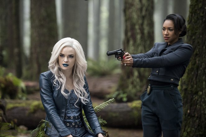 The Flash - Escape from Earth-2 - Photos - Danielle Panabaker, Candice Patton