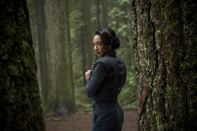 The Flash - Escape from Earth-2 - Photos - Candice Patton