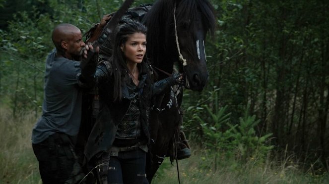 The 100 - Wanheda (2) - Filmfotos - Ricky Whittle, Marie Avgeropoulos