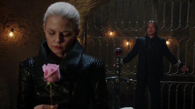 Once Upon a Time - The Broken Kingdom - Photos - Jennifer Morrison, Robert Carlyle
