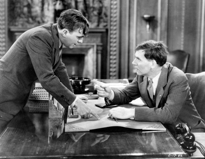 Der Tag an dem die Bank gestürmt wurde - Filmfotos - Pat O'Brien, Walter Huston