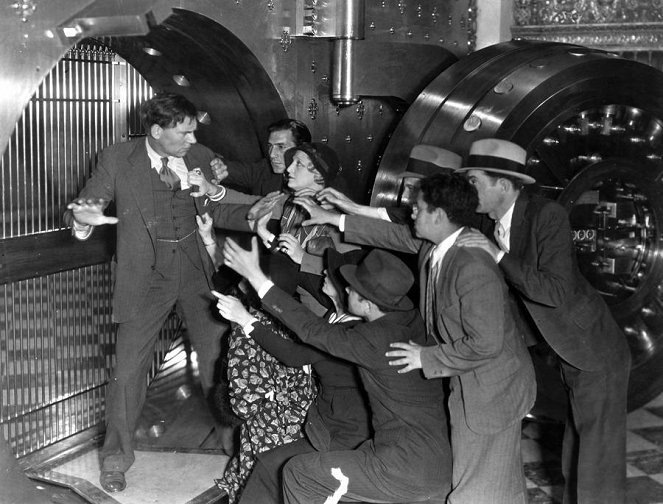Der Tag an dem die Bank gestürmt wurde - Filmfotos - Walter Huston