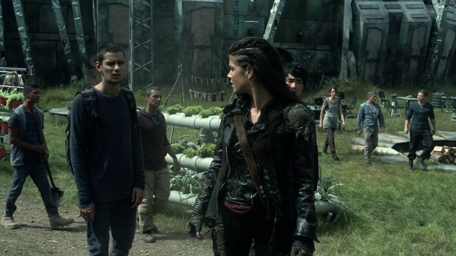 The 100 - Watch the Thrones - Photos - Devon Bostick, Marie Avgeropoulos