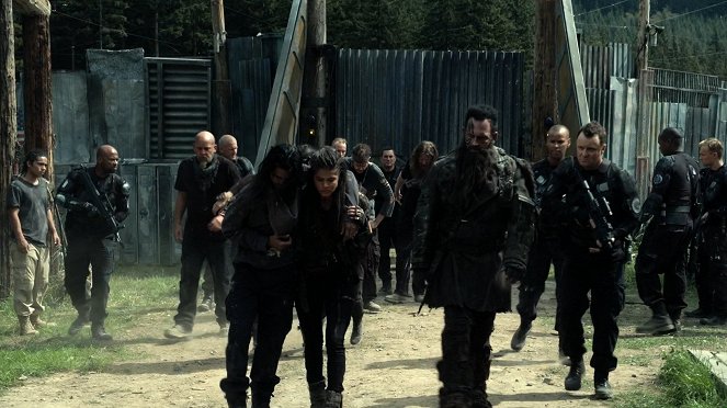 The 100 - Attention aux trônes - Film - Marie Avgeropoulos, Ty Olsson