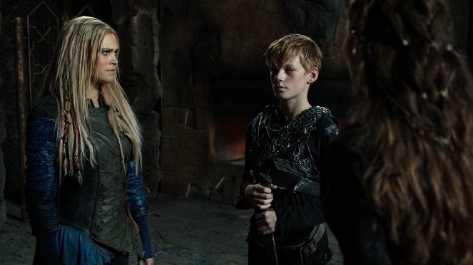 Prvních 100 - Watch the Thrones - Z filmu - Eliza Taylor, Cory Gruter-Andrew