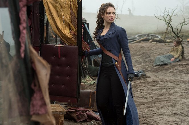 Pride and Prejudice and Zombies - Filmfotos - Lily James
