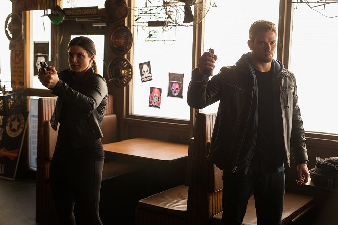 Extraction - Photos - Gina Carano, Kellan Lutz