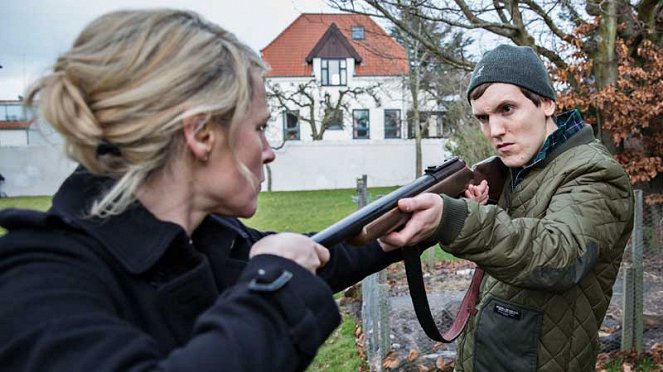Dicte - Crime Reporter - Season 2 - Lidenskab og Lænker - del 1 - Photos - Iben Hjejle, Elliott Crosset Hove