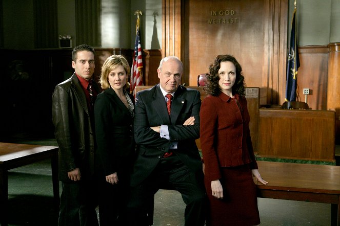 Law & Order: Trial by Jury - Ein ausgeklügelter Plan - Werbefoto - Kirk Acevedo, Amy Carlson, Fred Dalton Thompson, Bebe Neuwirth