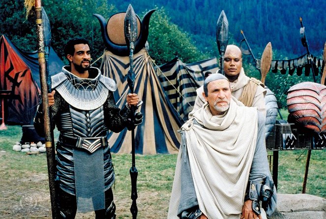 Stargate SG-1 - Season 5 - The Warrior - Photos - Obi Ndefo, Tony Amendola, Christopher Judge