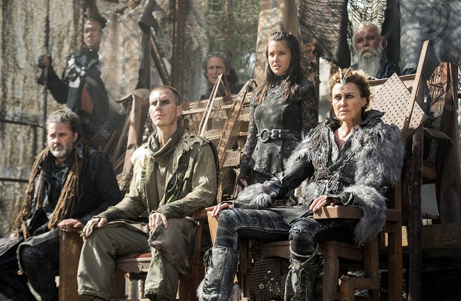 The 100 - Attention aux trônes - Film - Brenda Strong