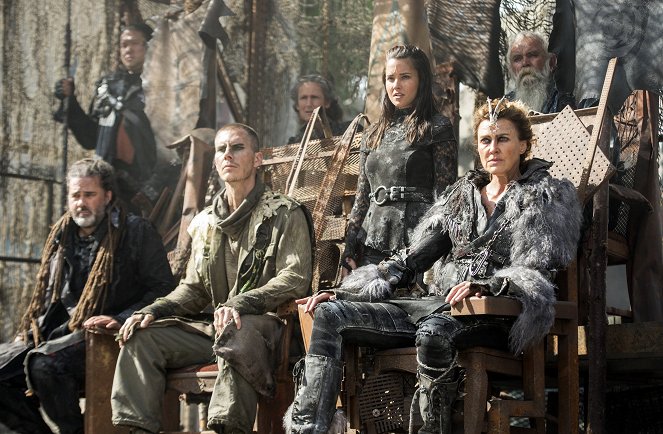 The 100 - Season 3 - Watch the Thrones - Photos - Brenda Strong