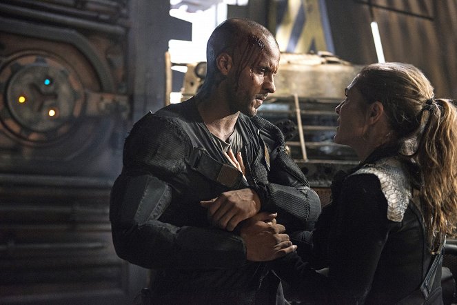 The 100 - Attention aux trônes - Film - Ricky Whittle, Paige Turco