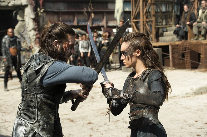 The 100 - Season 3 - Watch the Thrones - Photos - Zach McGowan, Alycia Debnam-Carey