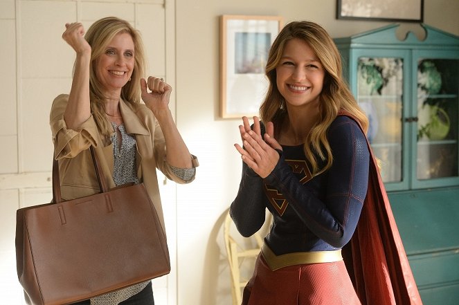 Supergirl - Season 1 - Livewire - Photos - Helen Slater, Melissa Benoist