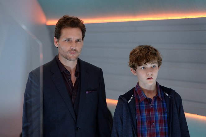 Supergirl - How Does She Do It? - Photos - Peter Facinelli, Levi Miller
