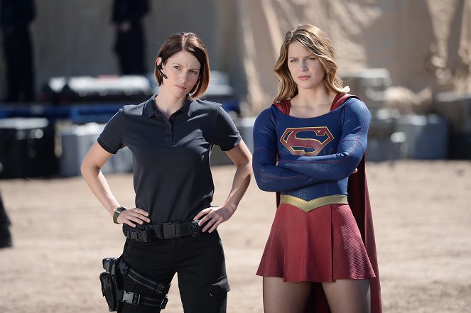 Supergirl - Season 1 - Red Faced - Z filmu - Chyler Leigh, Melissa Benoist
