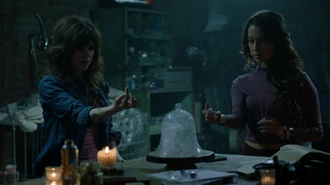 The Magicians - Season 1 - Impractical Applications - Photos - Amy Pietz, Stella Maeve