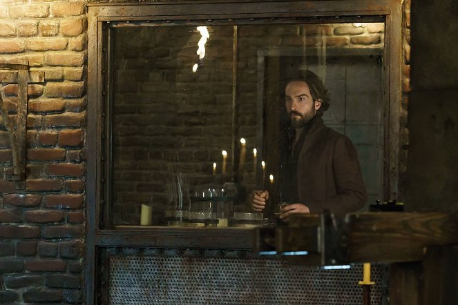 Sleepy Hollow - This Red Lady from Caribee - Photos - Tom Mison