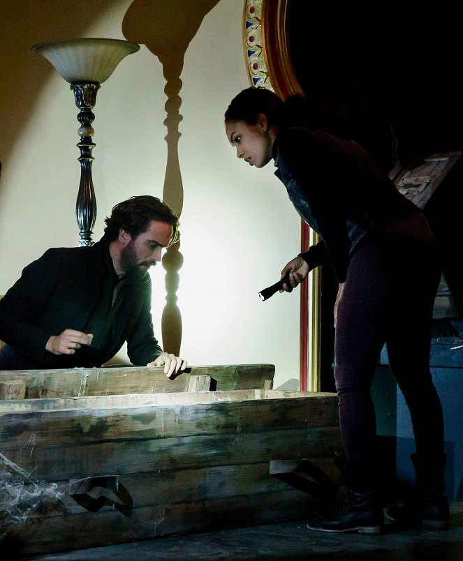 Sleepy Hollow - Season 3 - Die Glasharmonika - Filmfotos - Tom Mison, Lyndie Greenwood