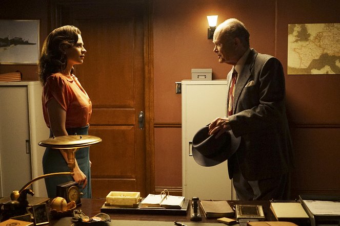 Agent Carter - Season 2 - Smoke & Mirrors - Kuvat elokuvasta - Hayley Atwell, Kurtwood Smith