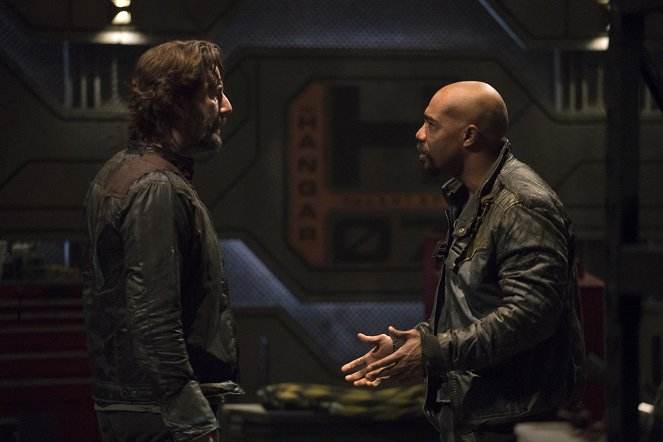 The 100 - Terms and Conditions - Van film - Henry Ian Cusick, Michael Beach