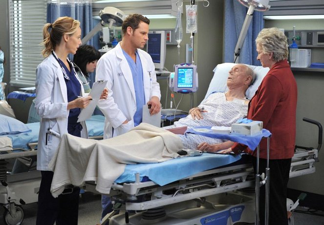 Grey's Anatomy - The Lion Sleeps Tonight - Photos - Kim Raver, Justin Chambers