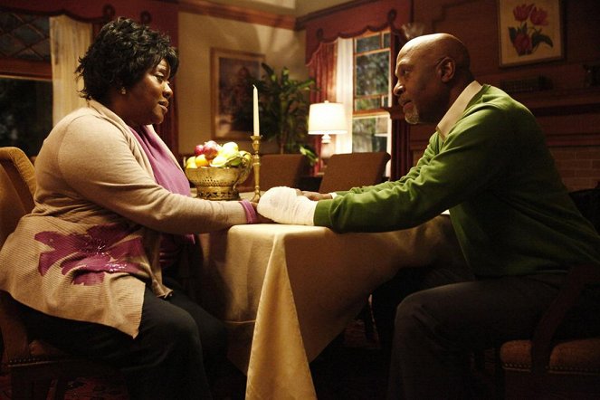 Grey's Anatomy - If Only You Were Lonely - Photos - Loretta Devine, James Pickens Jr.