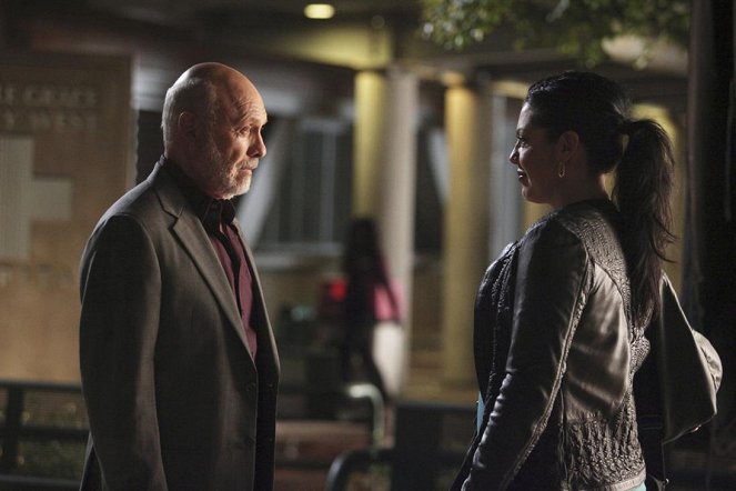 Chirurgové - Invaze - Z filmu - Hector Elizondo, Sara Ramirez